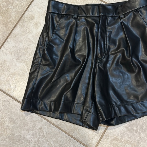 Abercrombie & Fitch Black Faux Leather High Waisted Shorts M Pleated - Picture 6 of 7